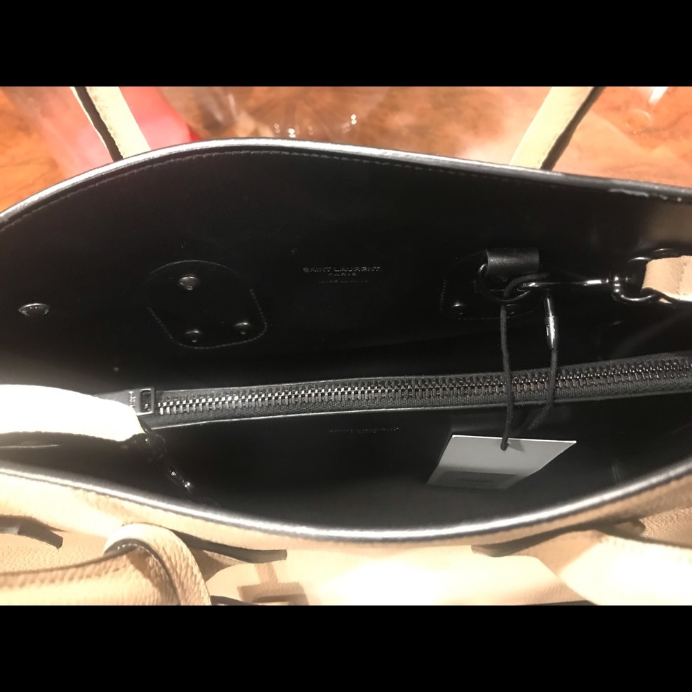 YSL GRAINED LEATHER SAC DE JOUR ALMOST NEW - Picture 6 of 8